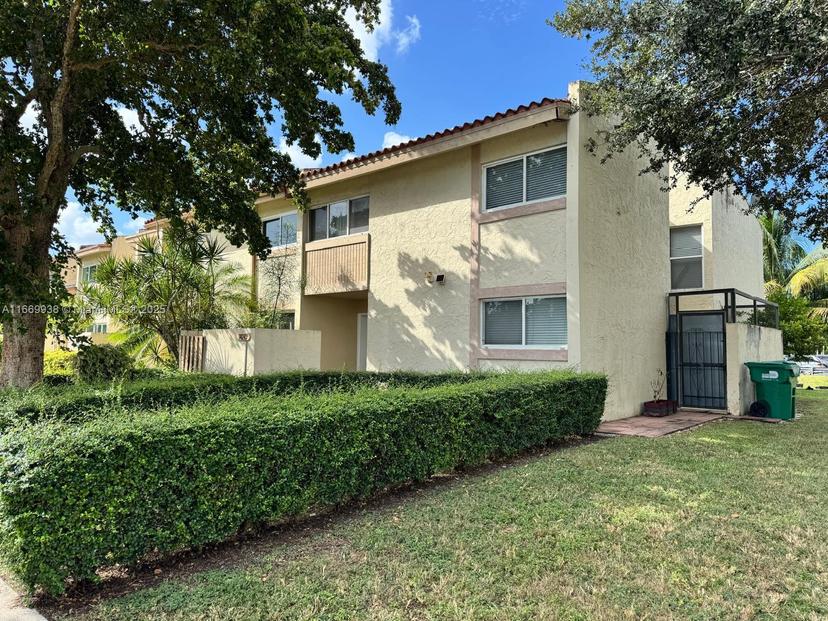 Picture of 14249 Kendale Lakes Cir # 14249, Miami FL 33183