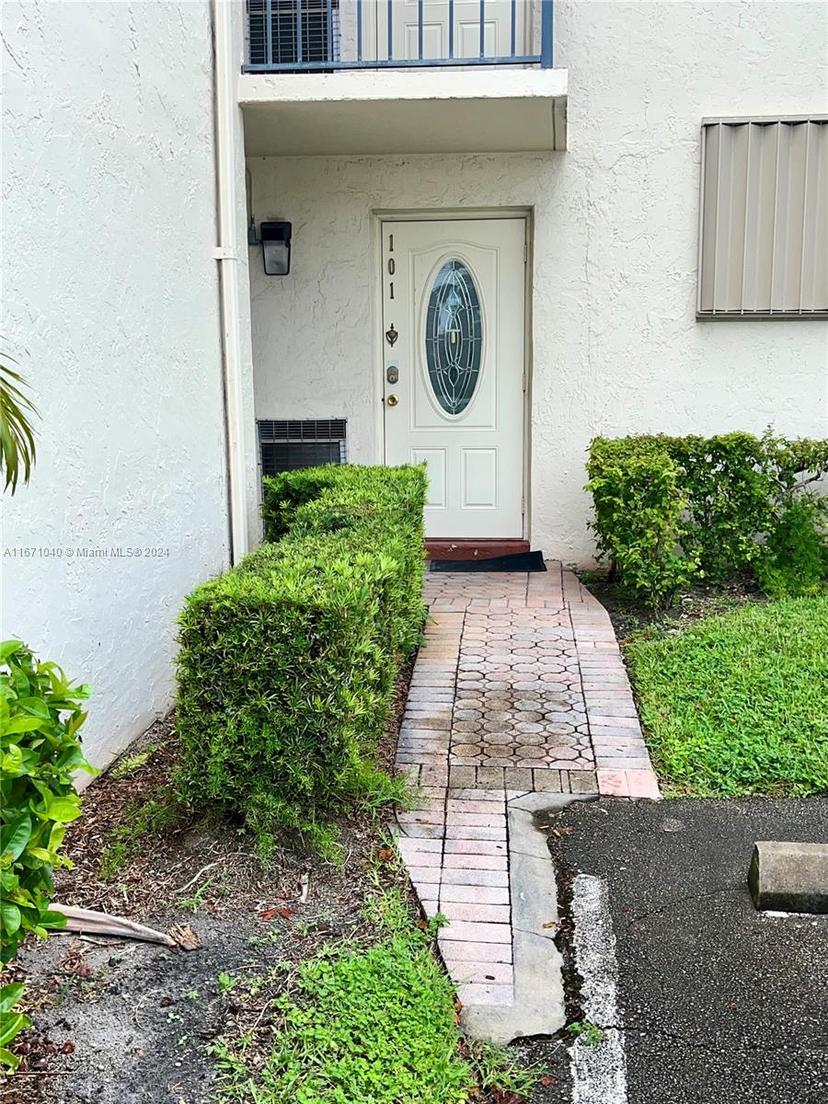 Picture of 9720 S Hollybrook Lake Dr # 101, Pembroke Pines FL 33025
