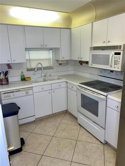 Picture of 9720 S Hollybrook Lake Dr # 101, Pembroke Pines, FL 33025