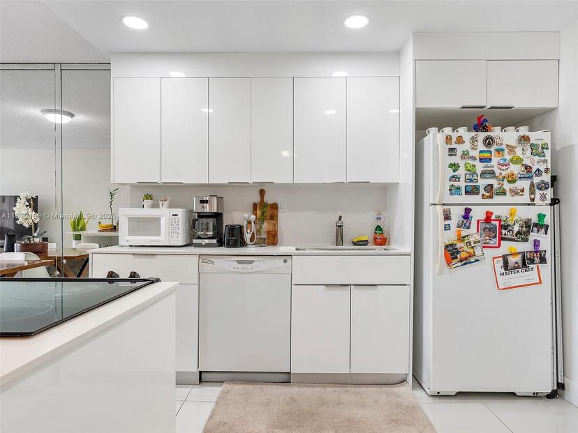 Picture of 800 Parkview Dr # 616, Hallandale Beach FL 33009