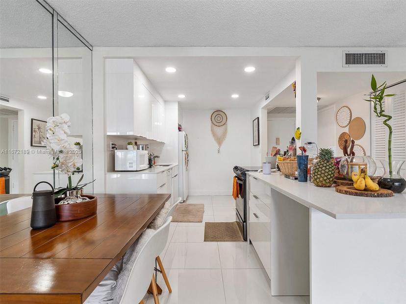 Picture of 800 Parkview Dr # 616, Hallandale Beach FL 33009