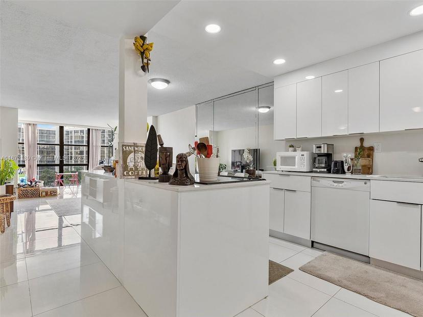Picture of 800 Parkview Dr # 616, Hallandale Beach FL 33009