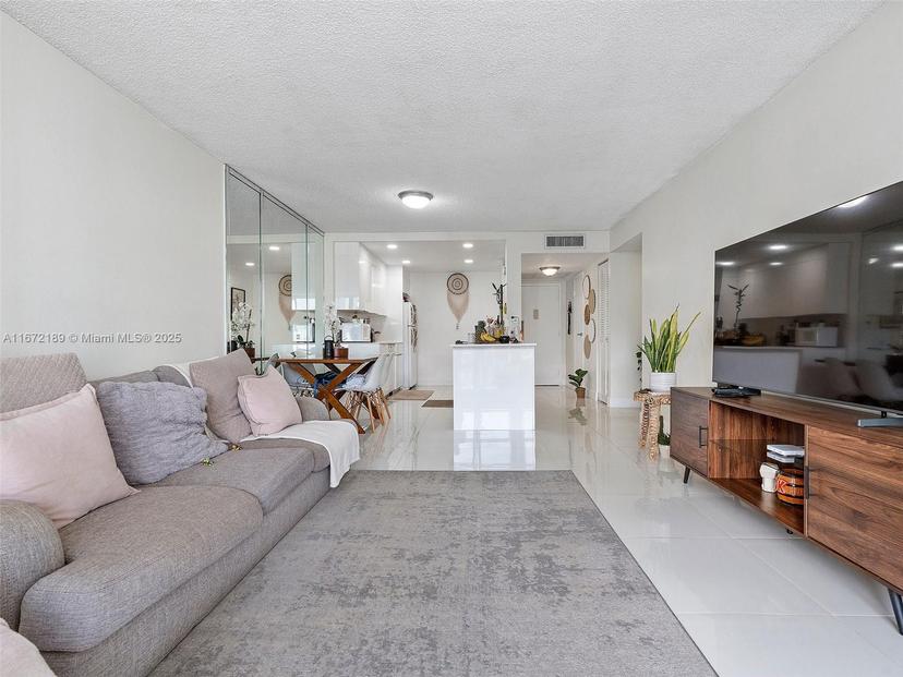 Picture of 800 Parkview Dr # 616, Hallandale Beach FL 33009