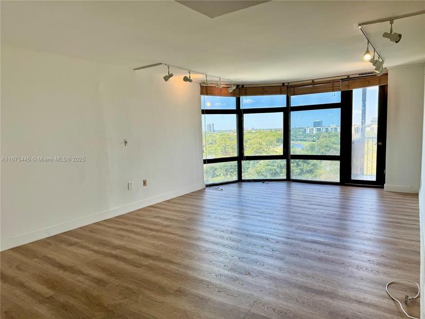 Picture of 3375 N Country Club Dr # 807, Aventura FL 33180