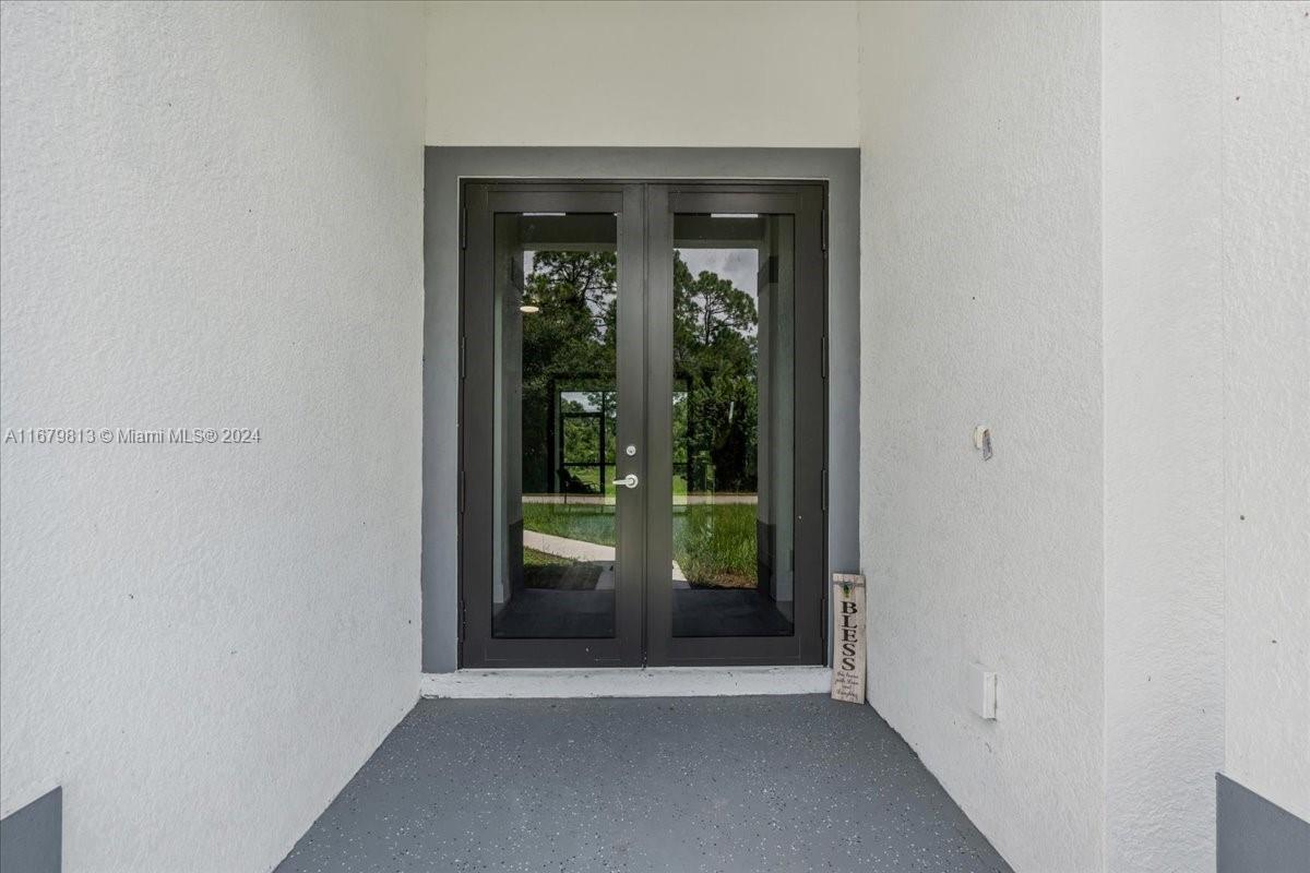 Picture of 604 Lake Ave, Lehigh Acres, FL 33972