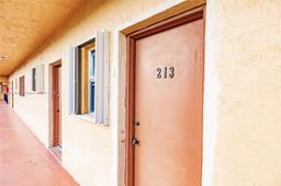 Picture of 1900 W 54Th St # 213, Hialeah, FL 33012