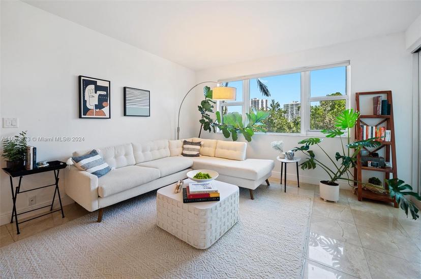 Picture of 20000 E Country Club Dr # 314, Aventura FL 33180