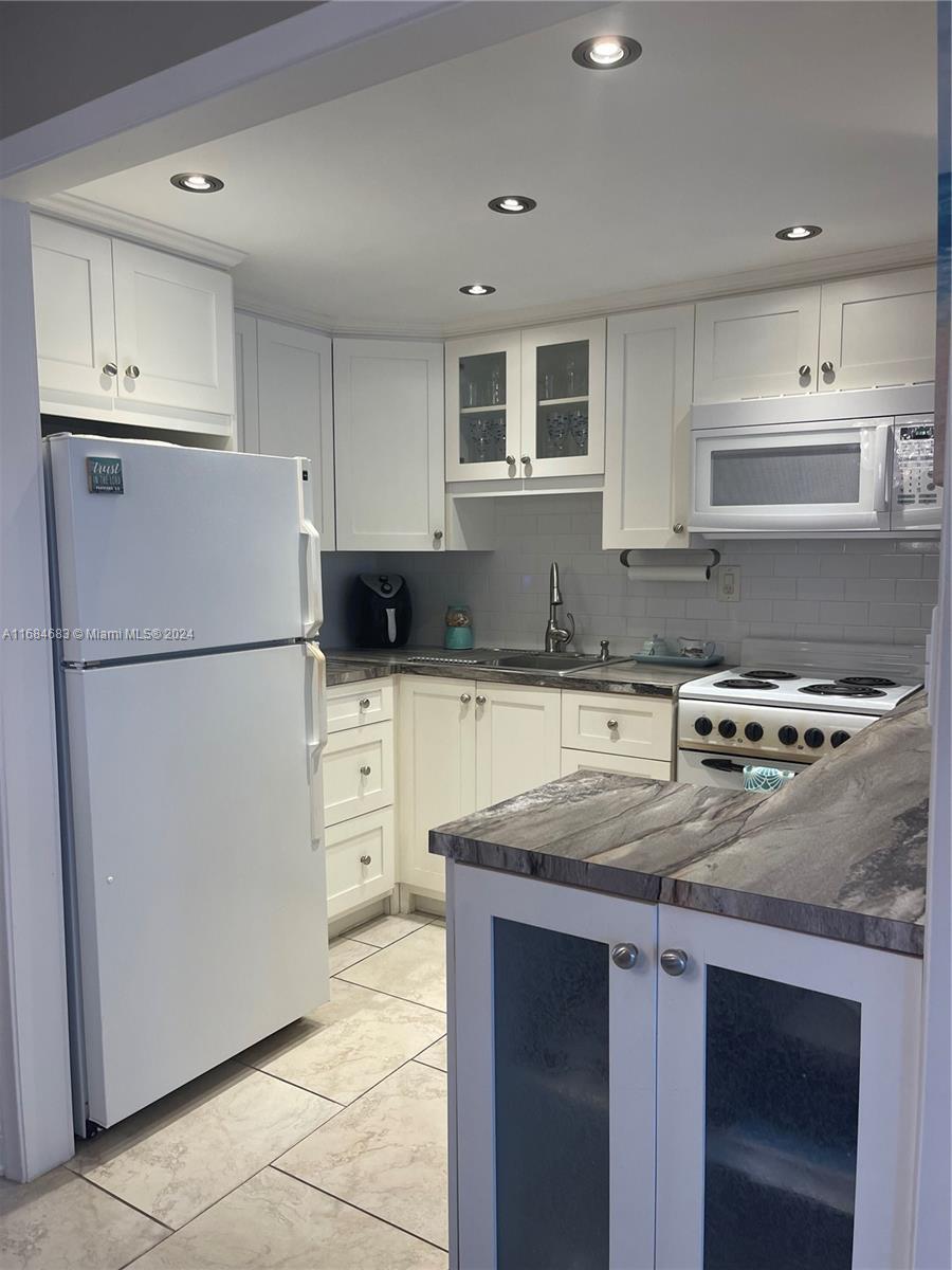 Picture of 9141 Sunrise Lakes Blvd # 206, Sunrise, FL 33322