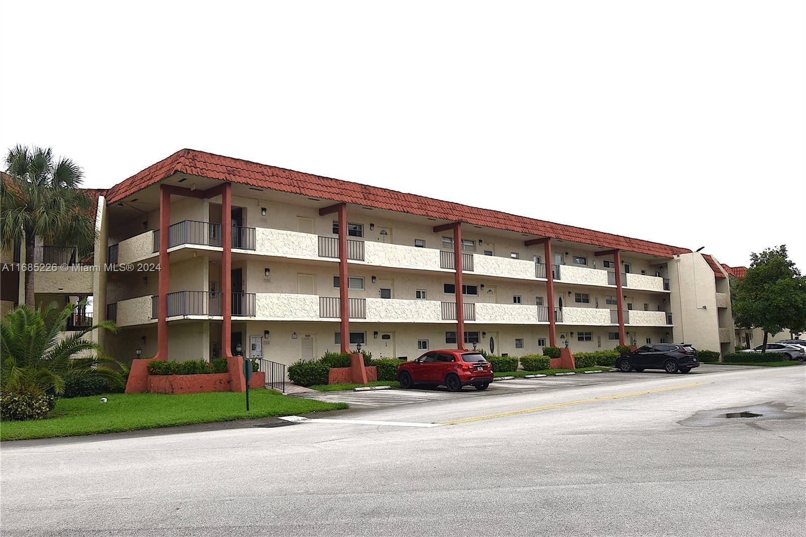 Picture of 411 S Hollybrook Dr # 305, Pembroke Pines, FL 33025