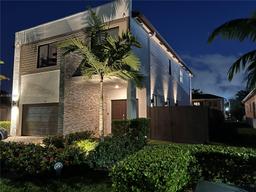 Picture of 354 NE 210Th Way, Miami, FL 33179