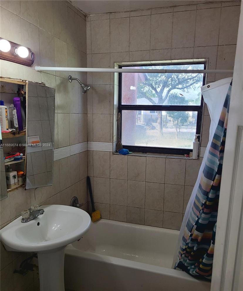 Picture of 1420 NE 137Th St, North Miami FL 33161