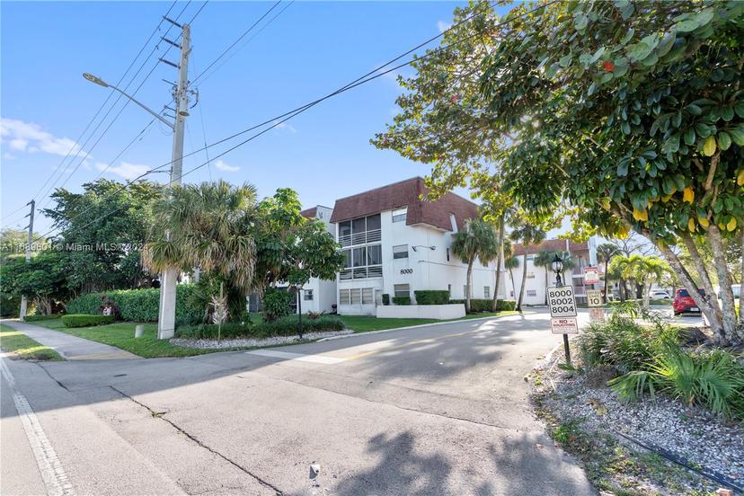 Picture of 8000 Lagos De Campo Blvd # 106, Tamarac FL 33321