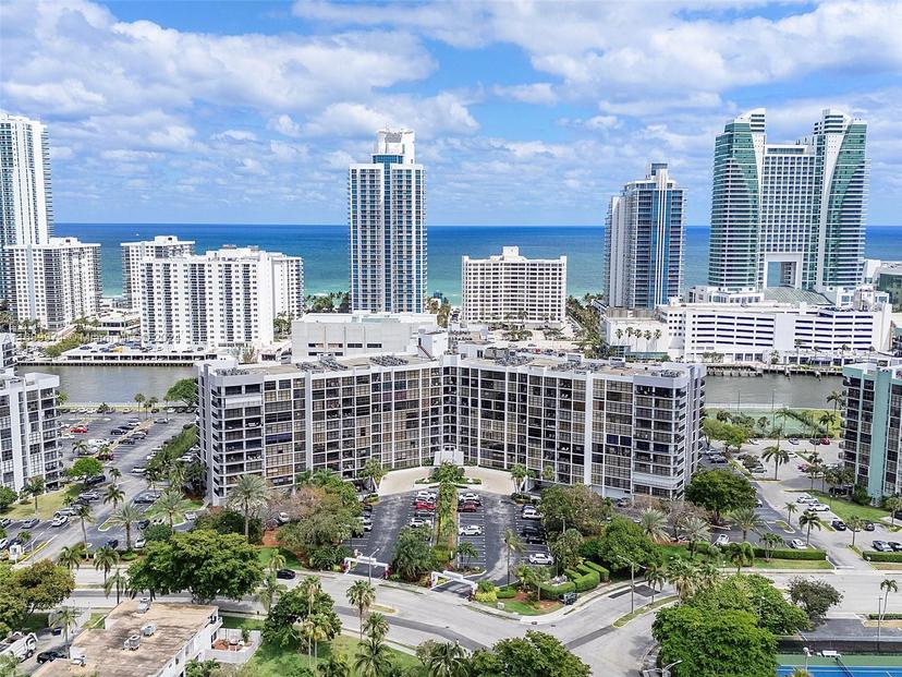 Picture of 600 Parkview Dr # 227, Hallandale Beach FL 33009
