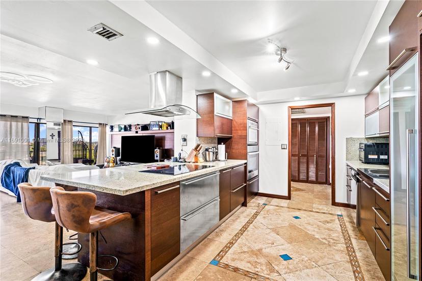 Picture of 1800 NE 114Th St # 811, Miami FL 33181