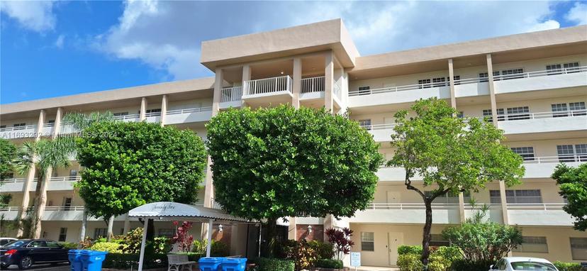Picture of 3850 Oaks Clubhouse Dr # 307, Pompano Beach FL 33069