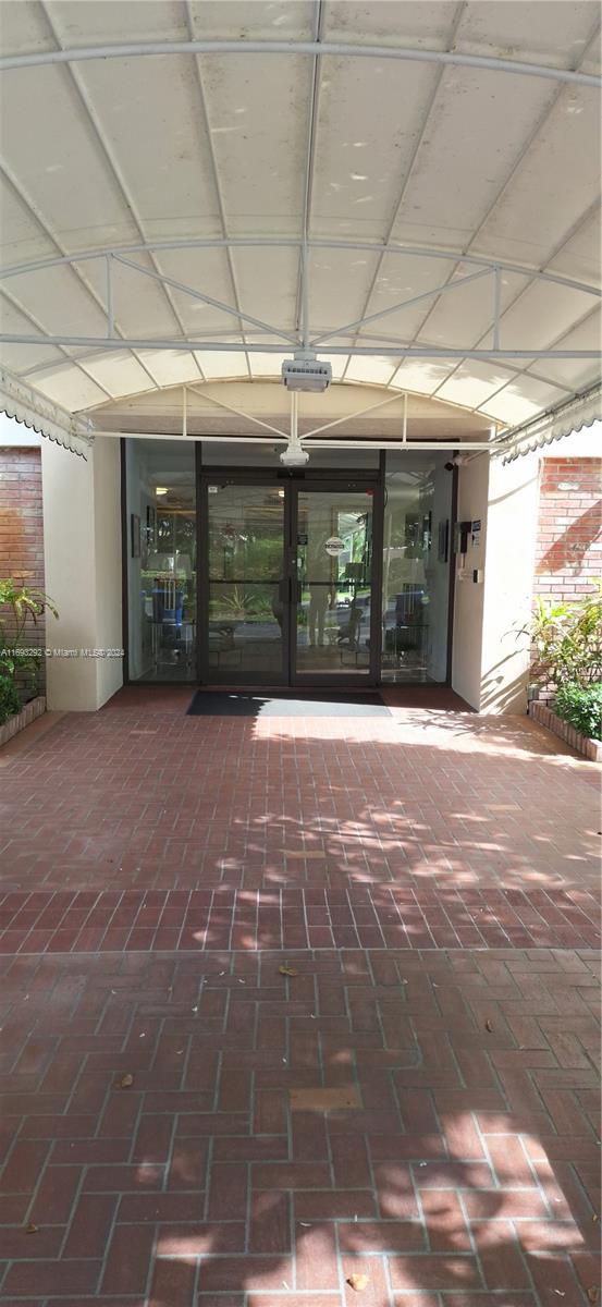 Picture of 3850 Oaks Clubhouse Dr # 307, Pompano Beach FL 33069