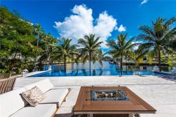 Picture of 400 Tamarind Dr, Hallandale Beach, FL 33009