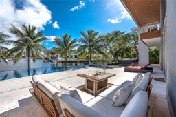 Picture of 400 Tamarind Dr, Hallandale Beach, FL 33009
