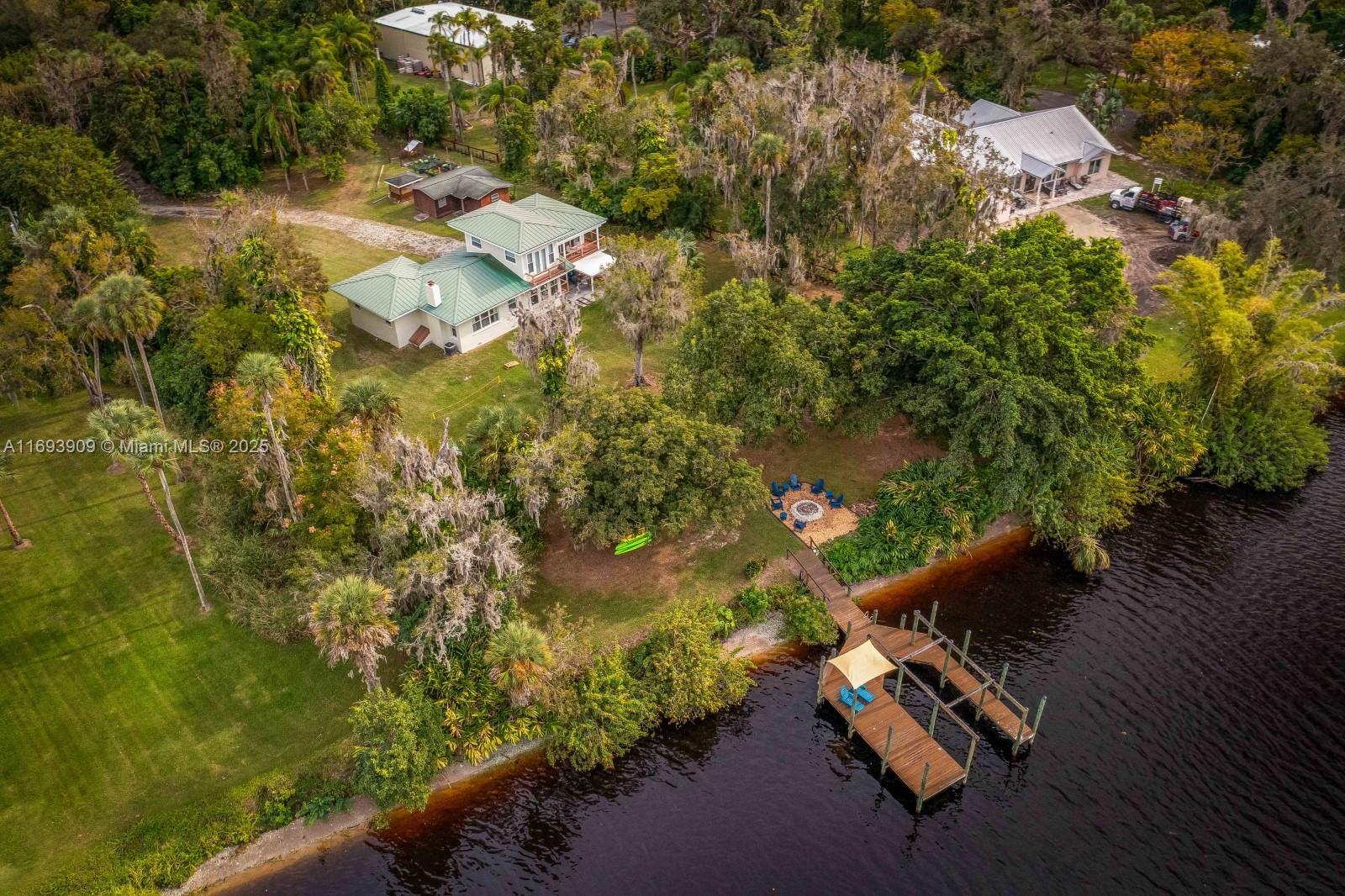 Picture of 671 Live Oak Ln, La Belle, FL 33935