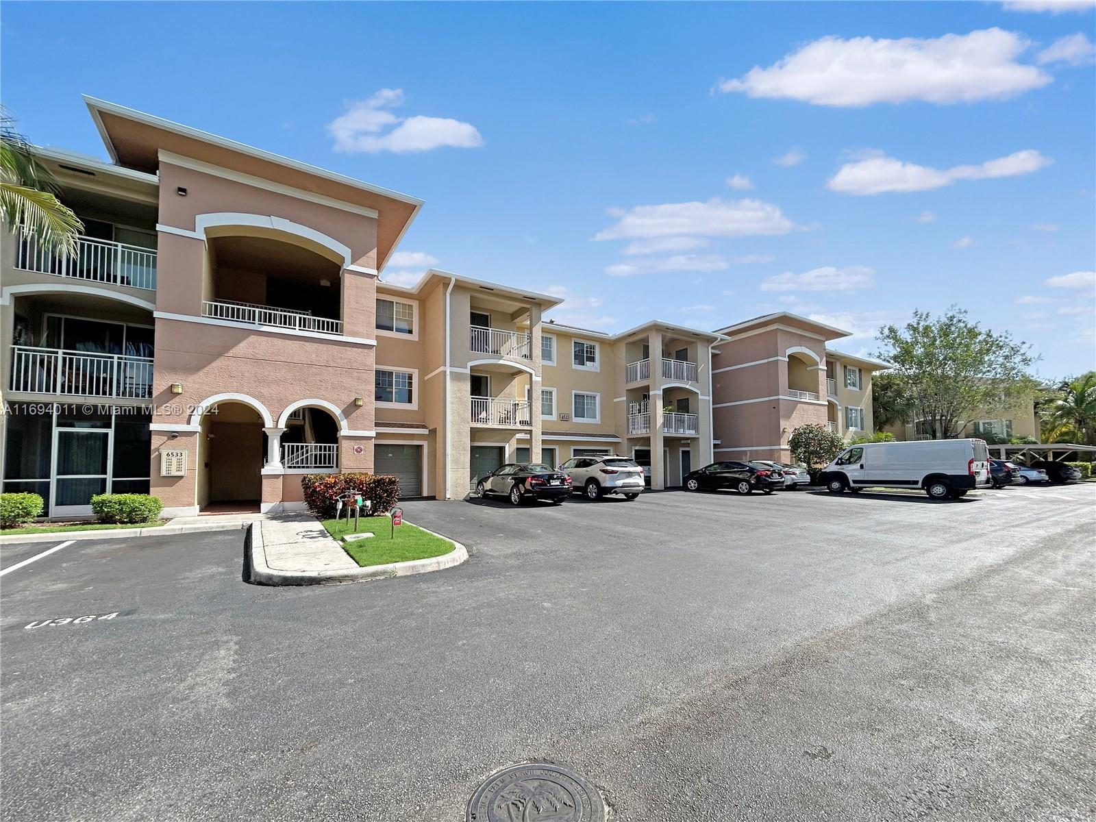Picture of 6458 Emerald Dunes Dr # 303, West Palm Beach, FL 33411