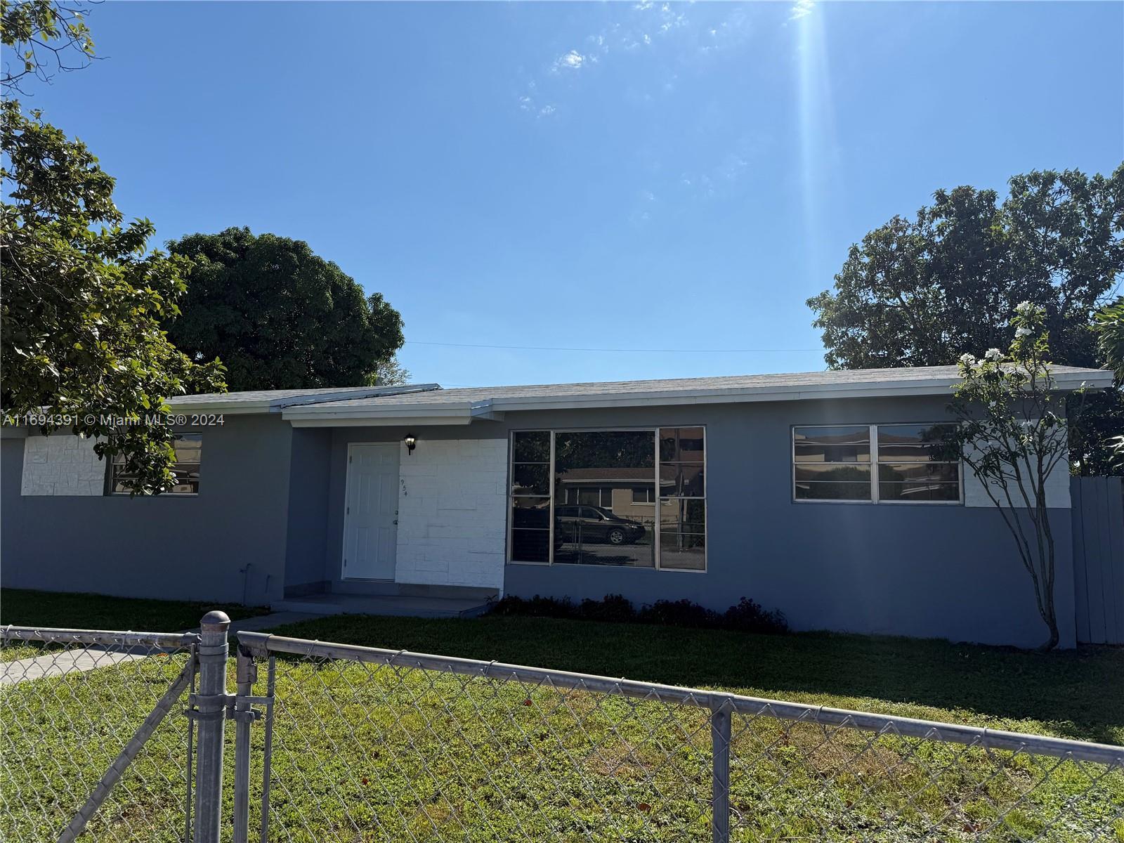 Picture of 954 W 72Nd Pl, Hialeah, FL 33014