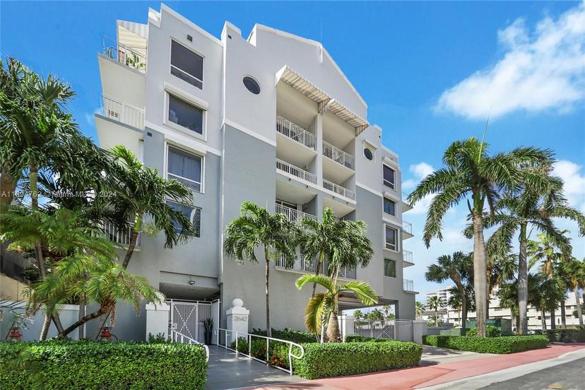 Picture of 2642 Collins Ave # 411, Miami Beach FL 33140