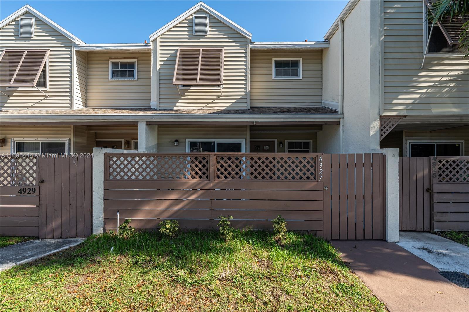 Picture of 4927 S Hemingway Cir, Margate, FL 33063