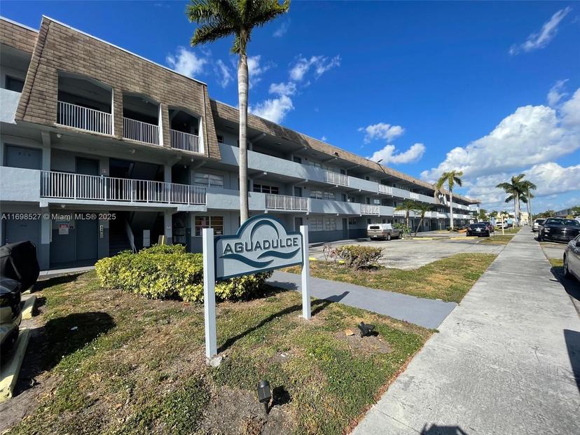 Picture of 11195 SW 1St St # 314, Sweetwater FL 33174