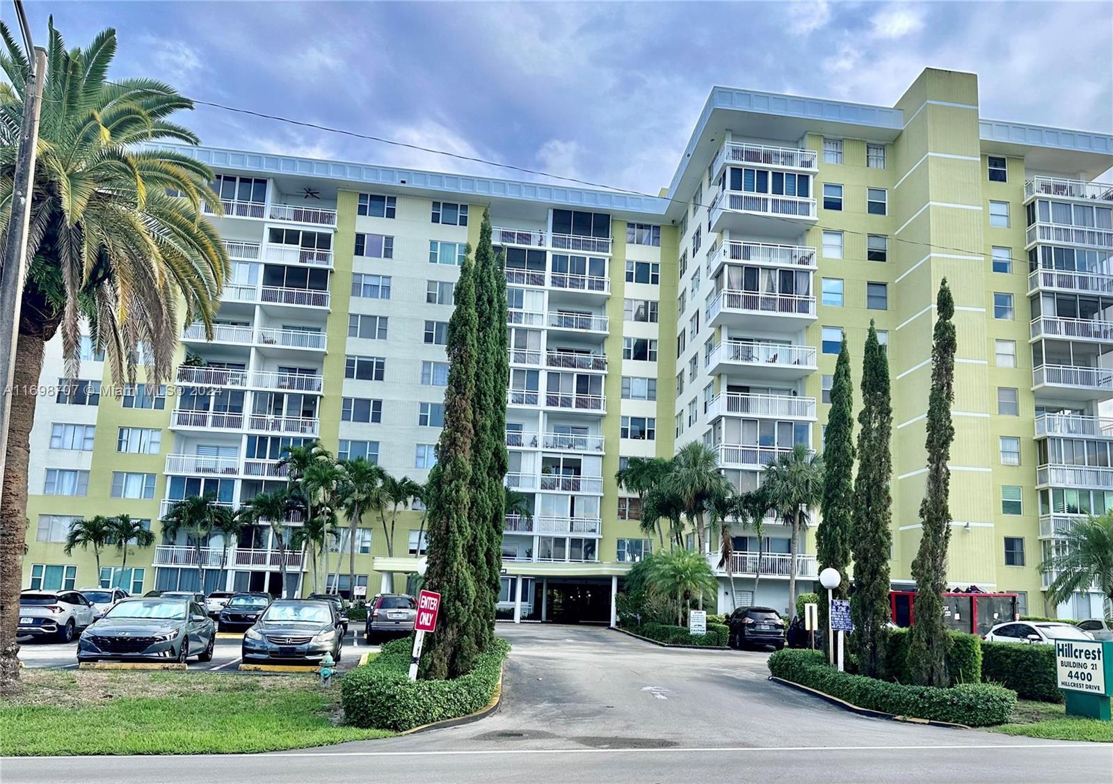 Picture of 4400 Hillcrest Dr # 114B, Hollywood, FL 33021