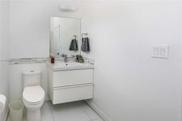 Picture of 476 NE 194Th Ter # 476, Miami, FL 33179