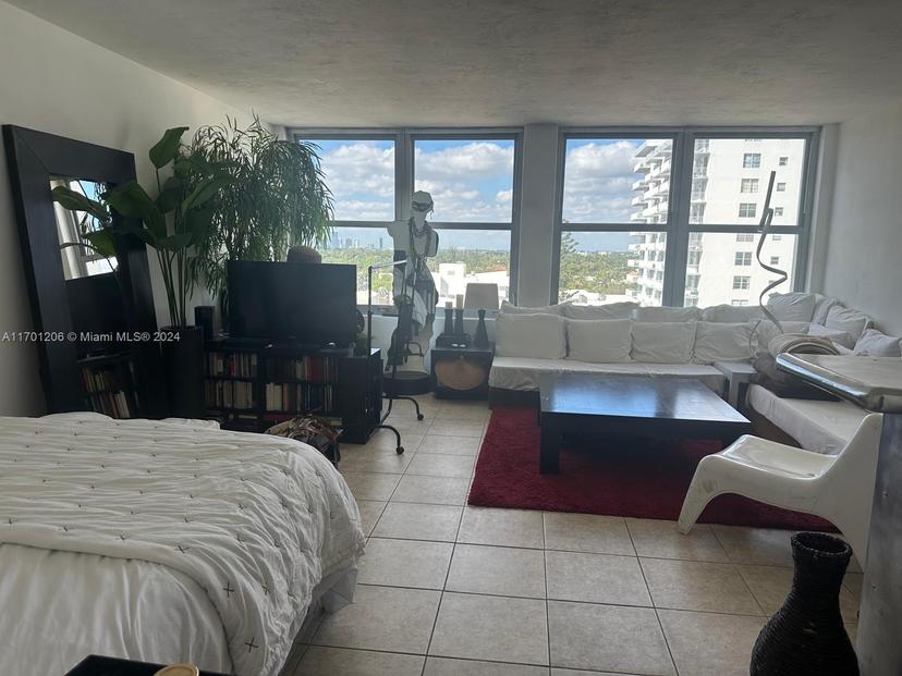 Picture of 2899 Collins Ave # 910, Miami Beach FL 33140
