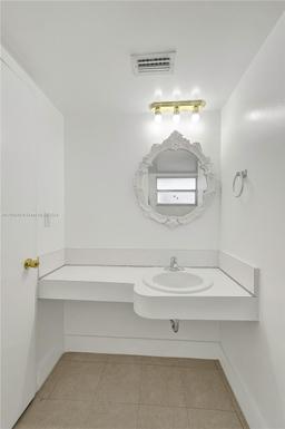 Picture of 1750 NE 191St St # 1, Miami, FL 33179