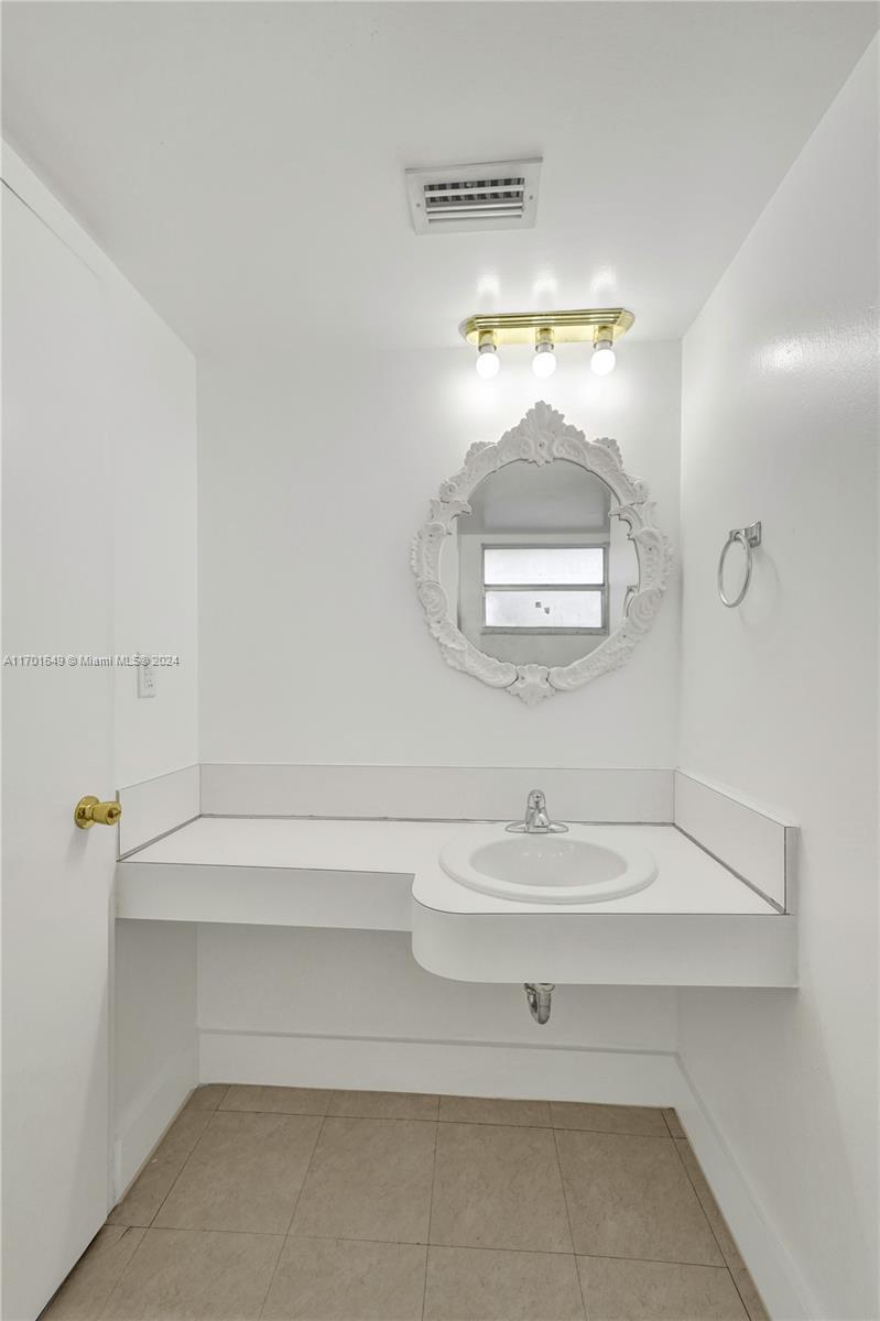 Picture of 1750 NE 191St St # 1, Miami FL 33179