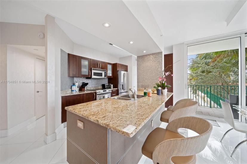 Picture of 19900 E Country Club Dr # 610, Aventura FL 33180