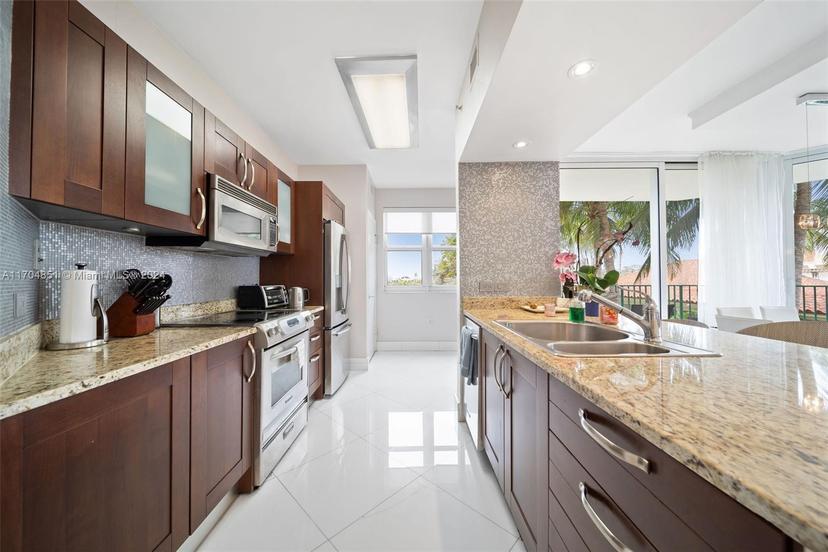 Picture of 19900 E Country Club Dr # 610, Aventura FL 33180