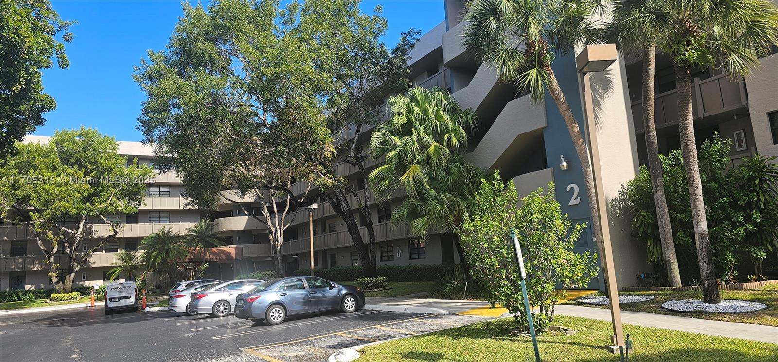 Picture of 1000 Colony Point Cir # 417, Pembroke Pines, FL 33026