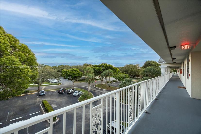 Picture of 1715 Whitehall Dr # 406, Davie FL 33324