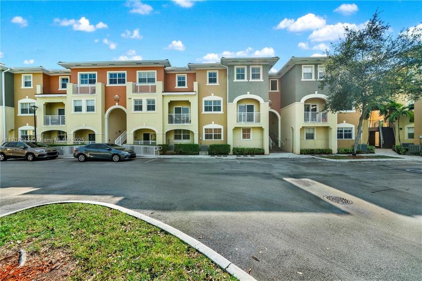 Picture of 10870 NW 88Th Ter # 214, Doral FL 33178