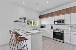 Picture of 103 W Avenue A, Key Largo, FL 33037