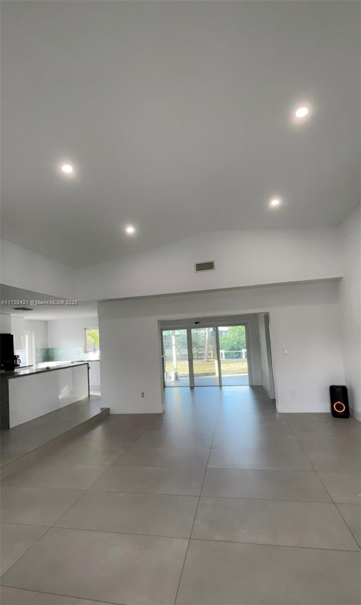 Picture of 2325 NE 194Th St, Miami FL 33180