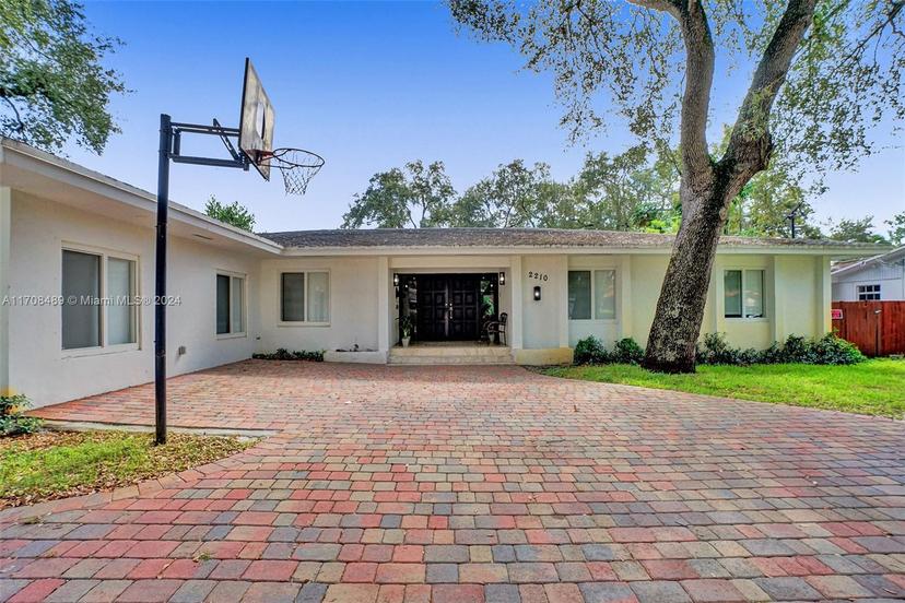 Picture of 2210 NE 203Rd Ter, Miami FL 33180
