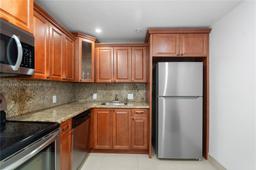 Picture of 3675 N Country Club Dr # 105, Aventura, FL 33180