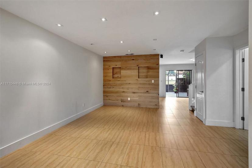 Picture of 1090 NE 209Th Ter # 1090, Miami FL 33179