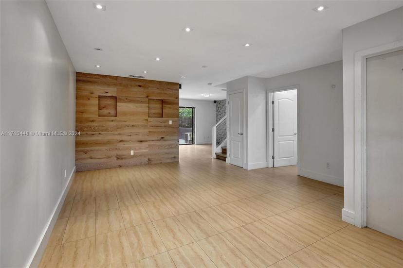 Picture of 1090 NE 209Th Ter # 1090, Miami FL 33179