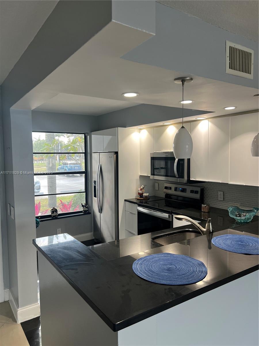 Picture of 202 Lake Pointe Dr # 107, Oakland Park, FL 33309