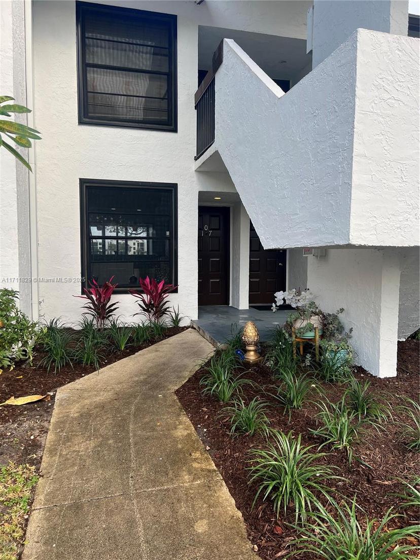 Picture of 202 Lake Pointe Dr # 107, Oakland Park FL 33309