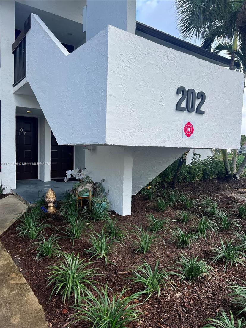 Picture of 202 Lake Pointe Dr # 107, Oakland Park FL 33309