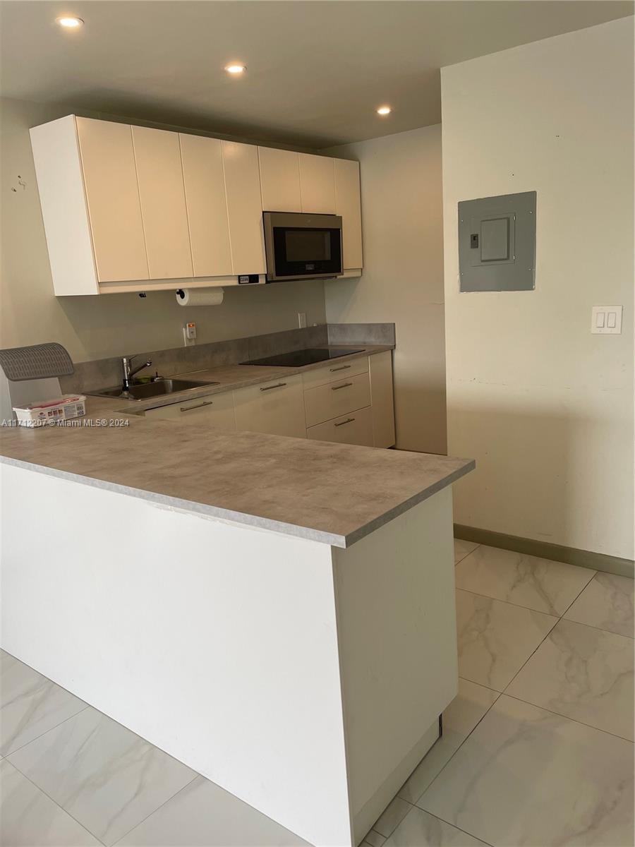 Picture of 6902 N Kendall Dr # E401, Pinecrest, FL 33156