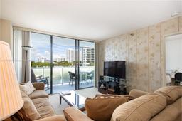 Picture of 20515 E Country Club Dr # 442, Aventura, FL 33180