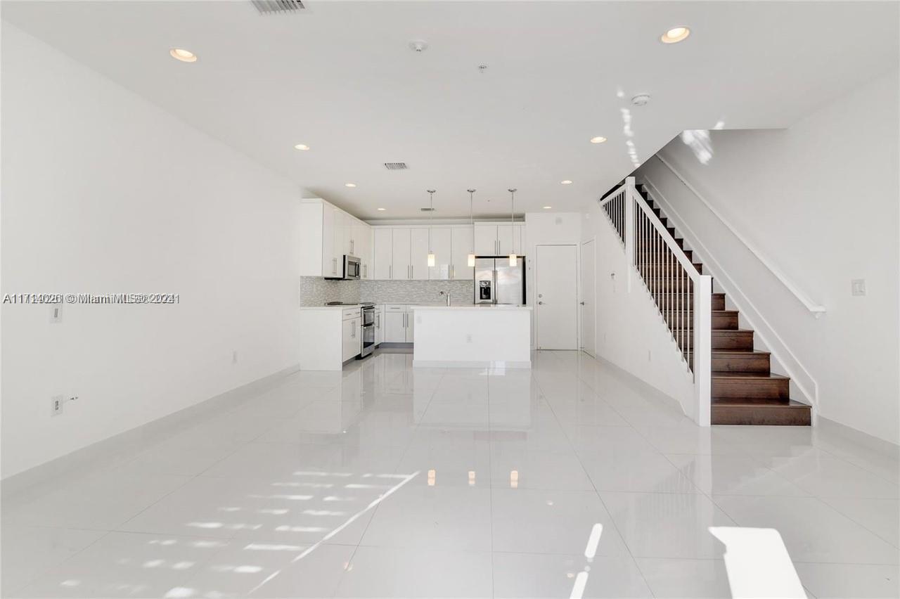 Picture of 2621 NE 212Th Ter # 206, Miami, FL 33180